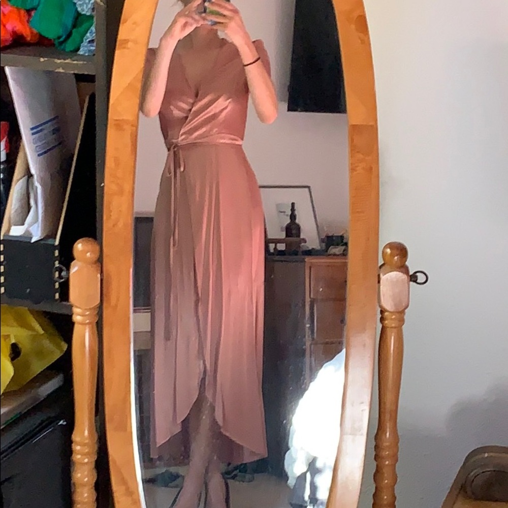 Like new Wayf short sleeve wrap gown - Picture 4 of 8